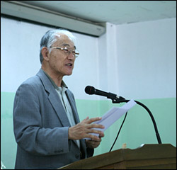 원동성당에서 원주갬프(1970년대 원주의 민주화 운동을 이끌어 간 사람들 애칭)의 활동가였으며, 현재 무위당 선생을 기리는 사람들의 모임 회장을 맡고 있는 김영주 선생님이 당시의 민주화 운동을 설명하고 있다.
